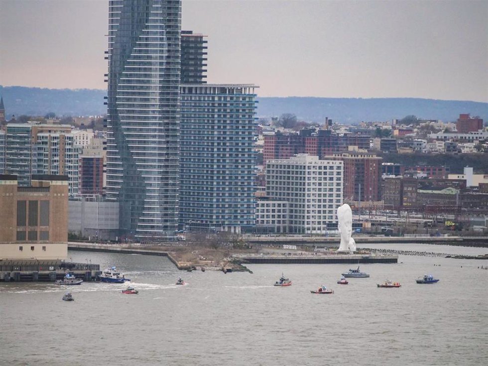 10 April 2025, US, New York: Rescue boats search for the downed tourist helicopter in the Hudson River off Jersey City. Six people died in the fatal crash. Photo: Milo Hess/ZUMA Press Wire/dpa