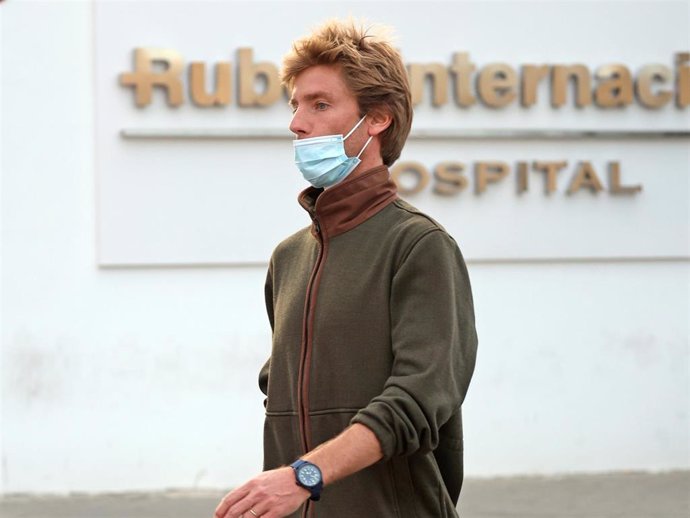 Christian de Hannover abandona el hospital donde se encuentra su padre, Ernesto de Hannover, ingresado