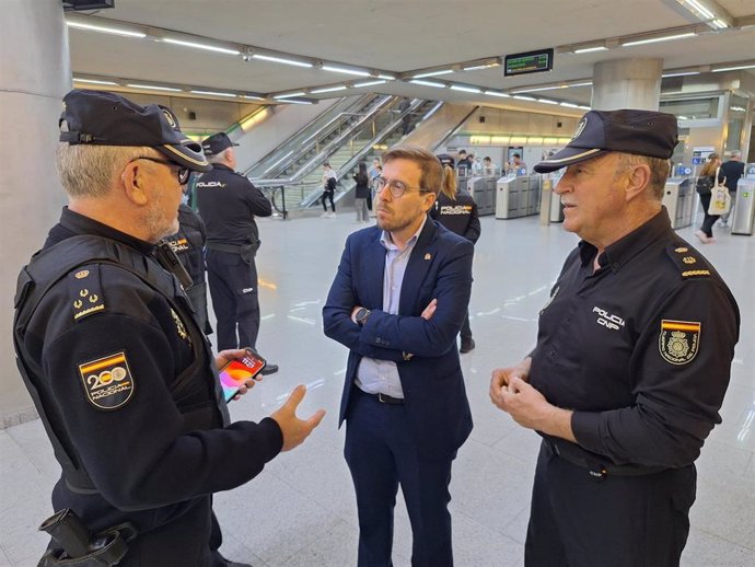 El subdelegado, Francisco Toscano, con Policías Nacionales del Metro de Sevilla.