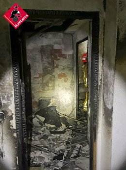 Rescatan a diez personas y evacuan parte de un edificio por el incendio de un patinete en Elche