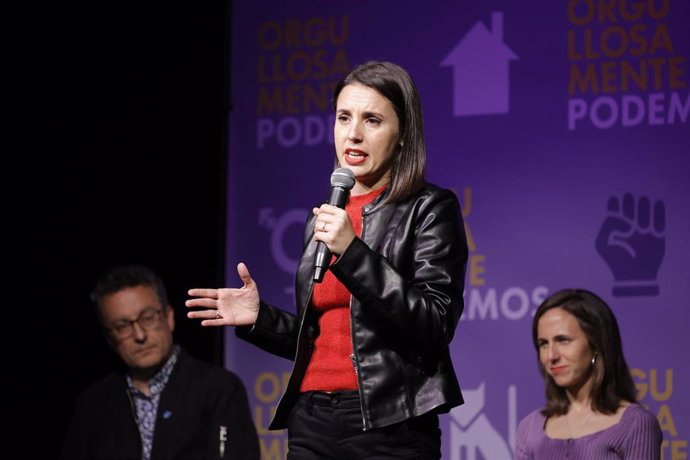 La eurodiputada de Podemos, Irene Montero, interviene en un acto de Podemos, en el espacio social y cultural Nau Bostik, a 9 de abril de 2025, en Barcelona, Cataluña (España). 
