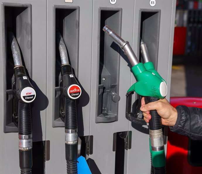 Archivo - Una persona reposta en una gasolinera, a 26 de diciembre de 2024.