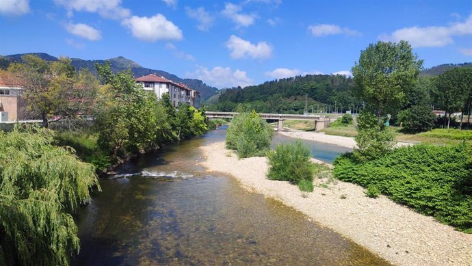 Archivo - Río Sella a su paso por Arriondas.