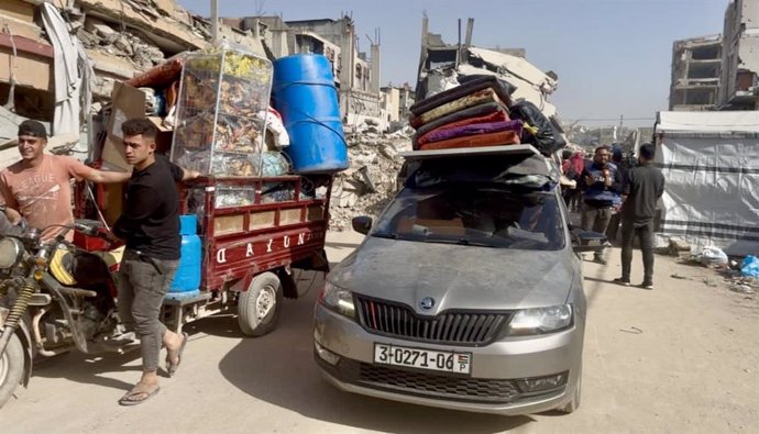 Palestinos huyen del barrio de Shujaia, en la ciudad de Gaza, ante la ofensiva militar de Israel contra la zona, situada en el norte de la Franja de Gaza (archivo)