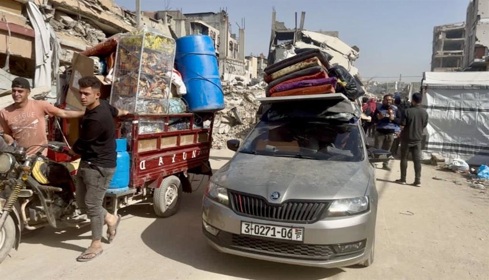 Palestinos huyen del barrio de Shujaia, en la ciudad de Gaza, ante la ofensiva militar de Israel contra la zona, situada en el norte de la Franja de Gaza (archivo)