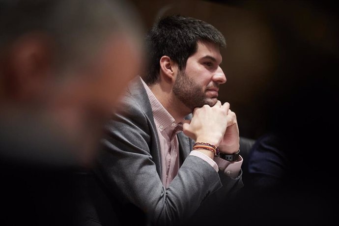 Archivo - El portavoz de Contigo-Zurekin en el Parlamento de Navarra, Carlos Guzmán.