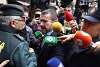 El exnúmero dos de Emergencias, recibido en el juzgado con sonidos del ES Alert y con una petición: "Di la verdad"