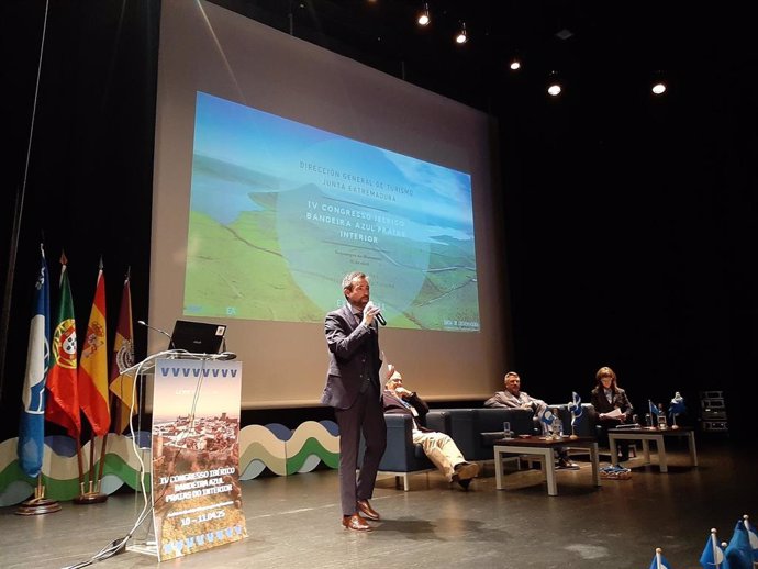 El director general de Turismo, Jesús Viñuales, en el IV Congreso Ibérico de Banderas Azules