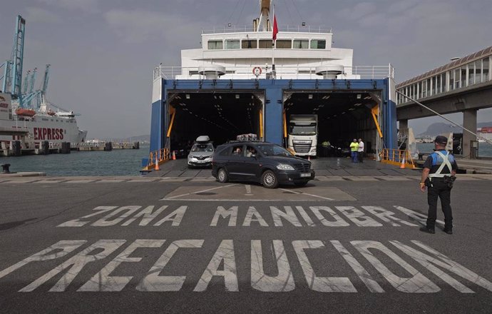 Archivo - Vehículos salen del ferry para cruzar la frontera en el puerto de Algeciras en una imagen de archivo.