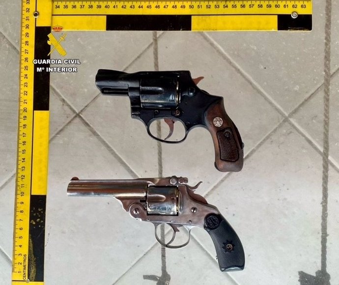 Armas intervenidas a los detenidos.