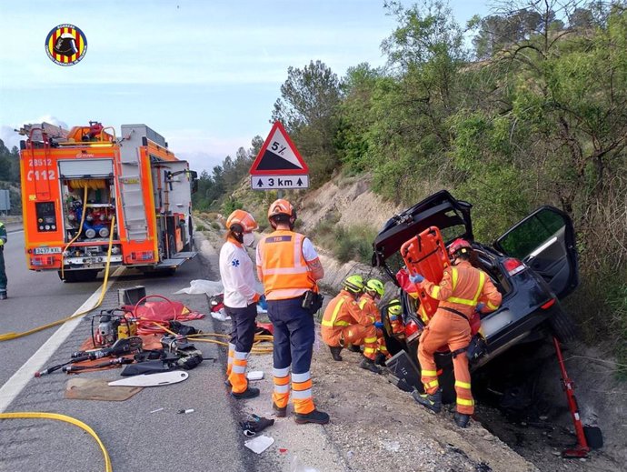 Herido un hombre de 80 años al volcar con su coche en un terraplén en la A-7 en Llosa de Ranes