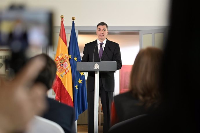 11 de abril de 2025, Espanha, Pequim: Pedro Sanchez, primeiro-ministro da Espanha, fala com jornalistas durante sua visita a Pequim. O chefe de governo espanhol enfatizou a necessidade de estreitar as relações econômicas com a China. Foto: Johannes Neudec