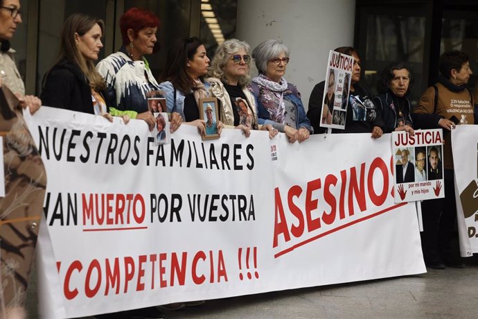 Familiares, víctimas y asociaciones se concentran ante la llegada de Pradas y Argüeso
