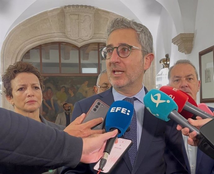 Arcadi España, secretario de Estado de Política Territorial, atiende a los medios en Cáceres