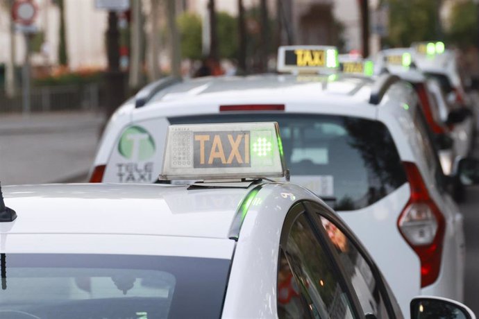 Archivo - Taxis en el centro de Sevilla. A 1 de agosto de 2024
