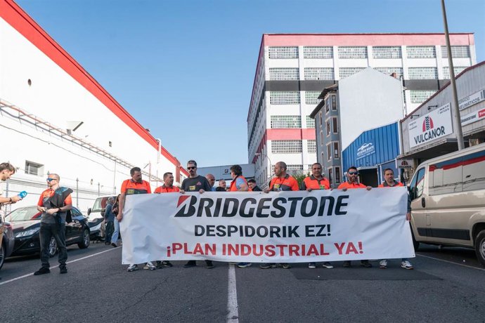Manifestación de la plantilla de Bridgestone en la jornada de huelga por el ERE, a 8 de abril de 2025, en Basauri, Vizcaya, País Vasco (España). 