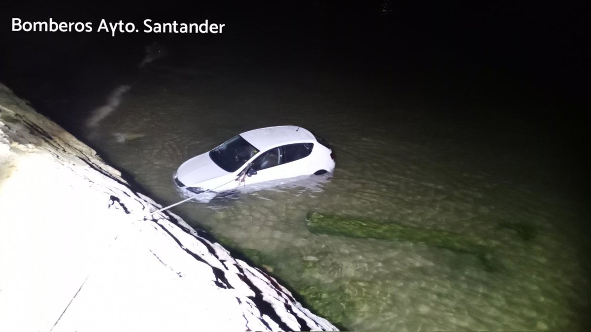 Un conductor sin carné, ebrio y drogado cae al mar con el coche en Los ...