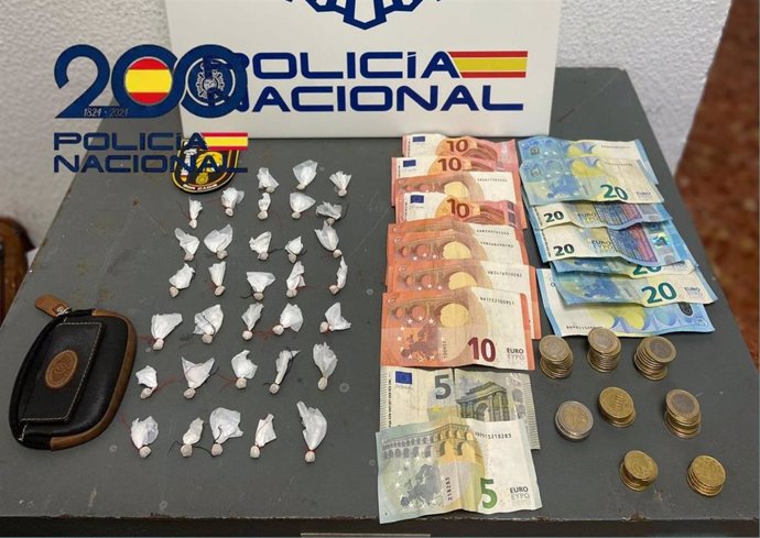 Droga y dinero incautado al desarticular un domicilio en Cádiz desde donde se distribuía cocaína
