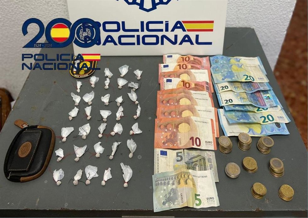 Droga y dinero incautado al desarticular un domicilio en Cádiz desde donde se distribuía cocaína