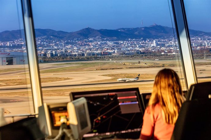 Archivo - Controladora en la torre de control de Barcelona.