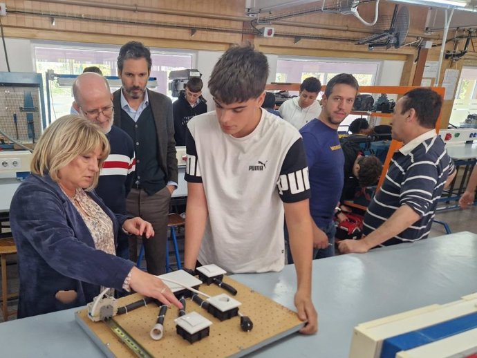 La consejera de Educación, Tomasa Hernández, durante una visita a un centro que imparte FP.