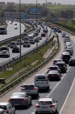 Archivo - Vehículos circulan por la la A5 durante el comienzo de la operación salida de las vacaciones de Semana Santa 202