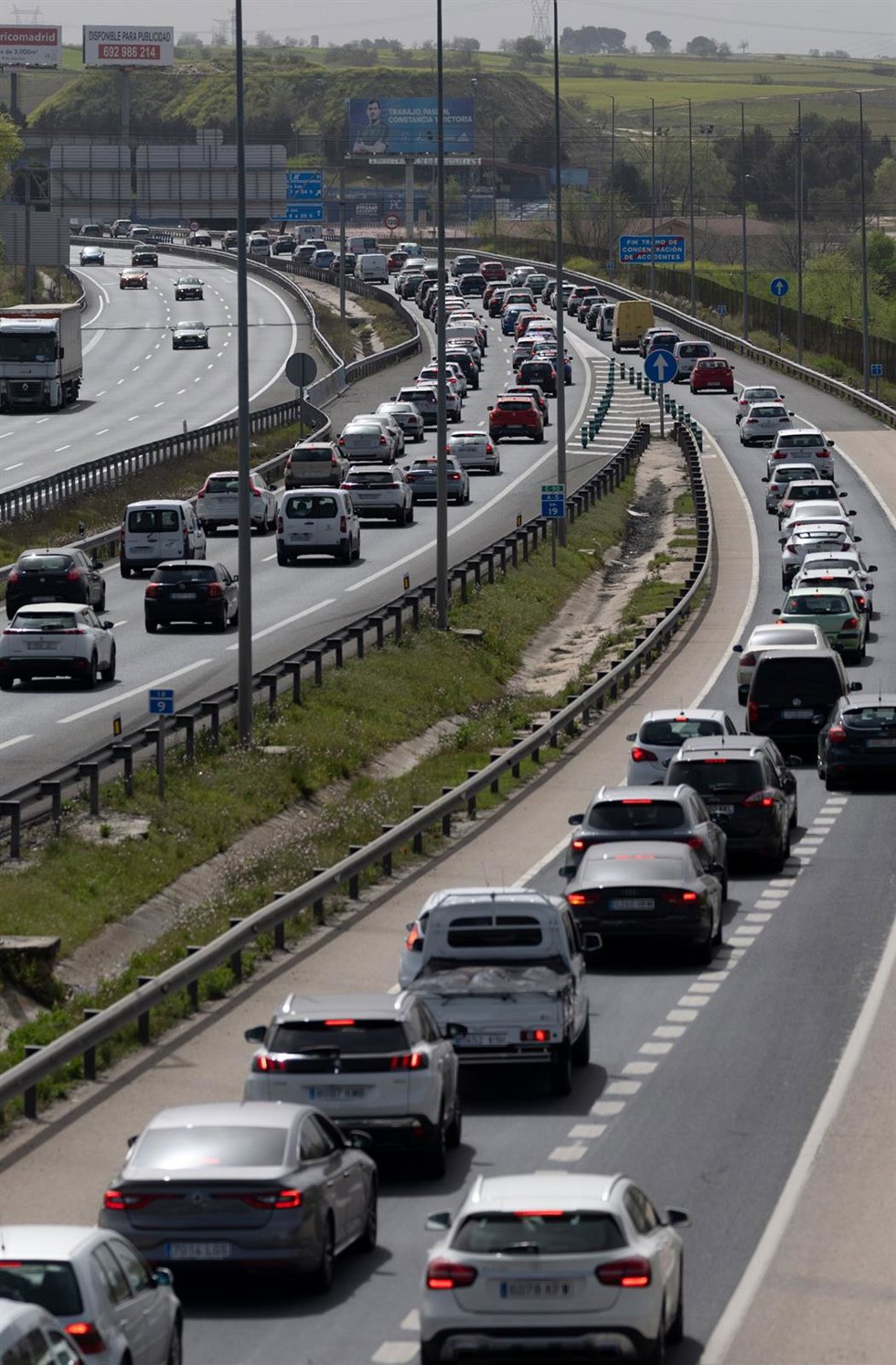 Archivo - Vehículos circulan por la la A5 durante el comienzo de la operación salida de las vacaciones de Semana Santa 202