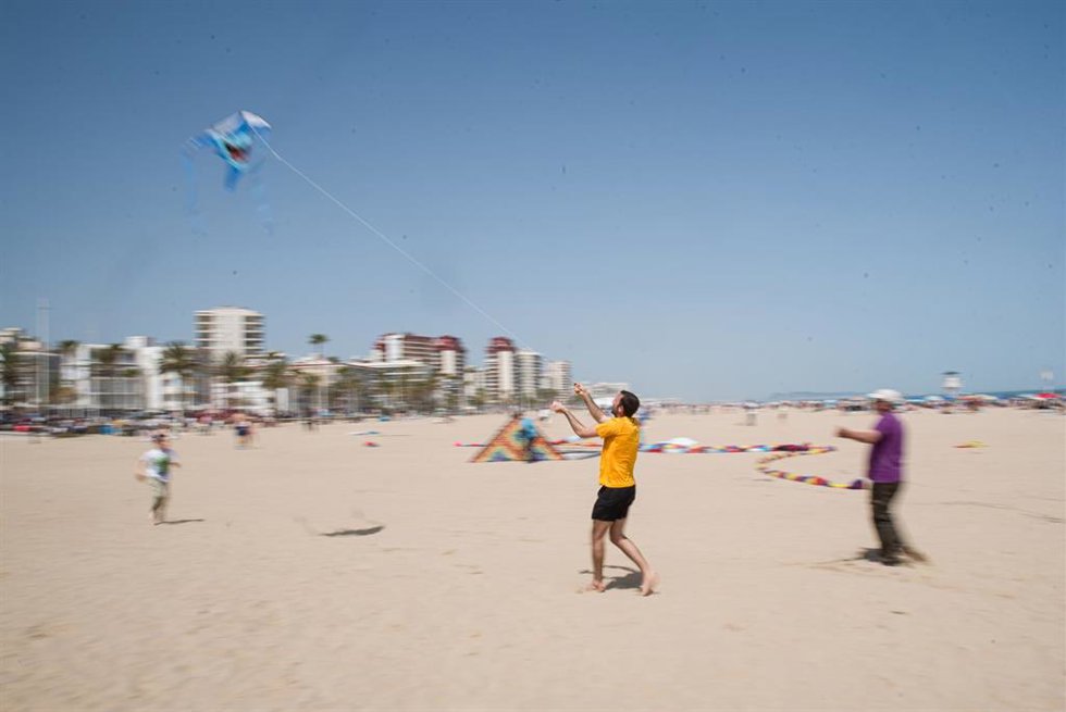 Archivo - Un 22 por ciento de los valencianos que viajen en Semana Santa lo hará a zonas de playa de España