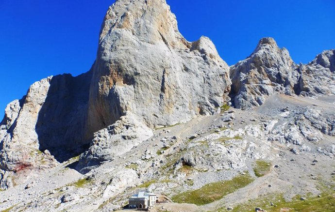 Refugio Vega del Urriellu a los pies del Picu Urriellu, Naranjo de Bulnes, en Picos de Europa.