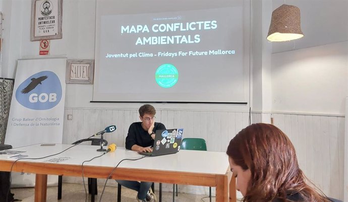 El portavoz de Fridays for Future Mallorca, Pere Joan Femenia, en la rueda de prensa del mapa de conflictos ambientales.