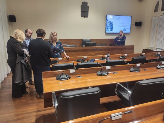 Belarmina Díaz, junto a su equipo antes de comenzar la comisión parlamentaria