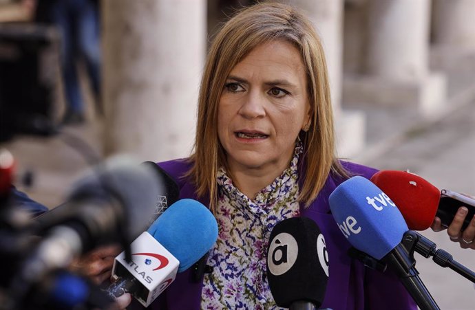 A delegada do Governo na Comunidade Valenciana, Pilar Bernabé, atende à mídia durante a celebração do Dia Meteorológico Mundial 2025, na Aula Magna da NAU, em 24 de março de 2025, em Valência, Comunidade Valenciana (Espanha).