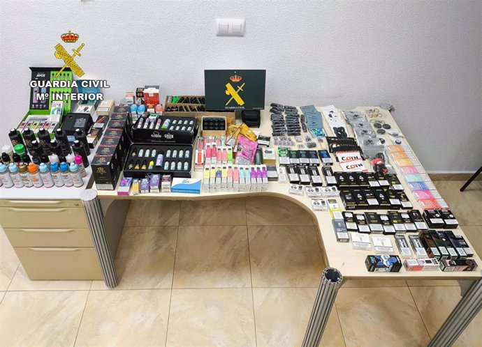 Imagen de efectos recuperados por la Guardia Civil durante la operación