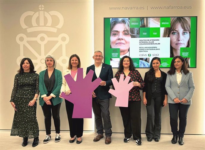 El consejero Taberna y Patricia Abad junto a las profesionales del CAIVS que han participado en el encuentro