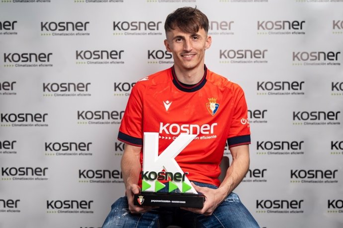 El delantero croata del CA Osasuna, Ante Budimir, posa con el trofeo de 'Jugador Kosner del mes'