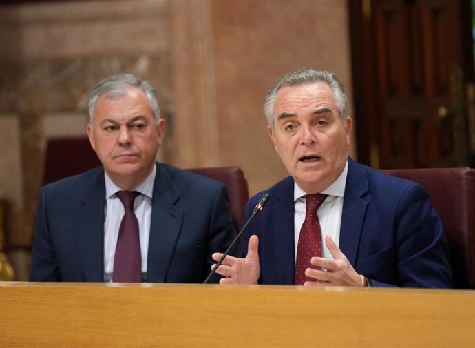 Archivo - El teniente de alcalde del Ayuntamiento de Sevilla y delegado de Hacienda, Juan Bueno (d) y el alcalde de Sevilla, José Luis Sanz (i) en una imagen del pleno 