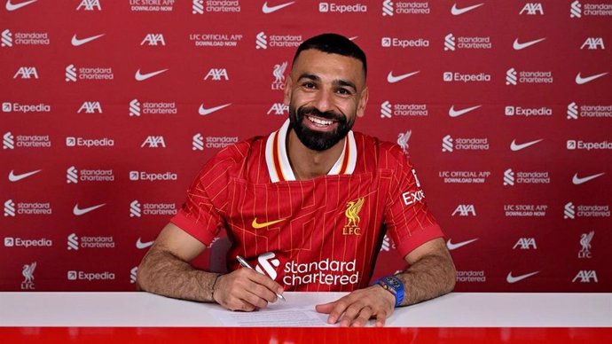 El jugador del Liverpool FC Mohamed Salah tras renovar con el club 'red'