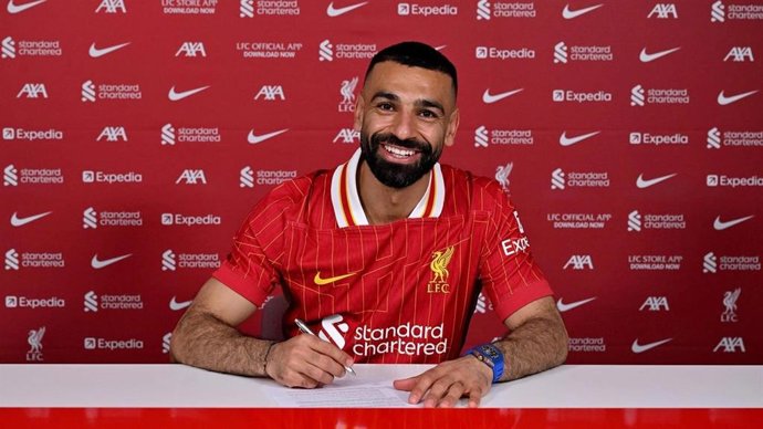 El jugador del Liverpool FC Mohamed Salah tras renovar con el club 'red'