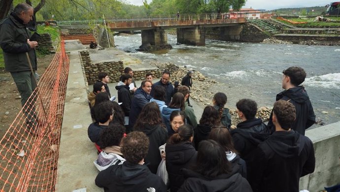 Alumnos y profesores de la Escuela Técnica Superior de Ingenieros de Montes, Forestales y del Medio Natural de la Universidad Politécnica de Madrid visitan las obras en la Zona Natural de Baño de La Granja