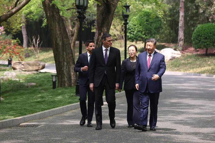 El presidente del Gobierno de España, Pedro Sánchez (i) y el presidente de la República Popular China, Xi Jinping (d), llegan a un encuentro en la Casa de Huéspedes Nacional Diaoyutai