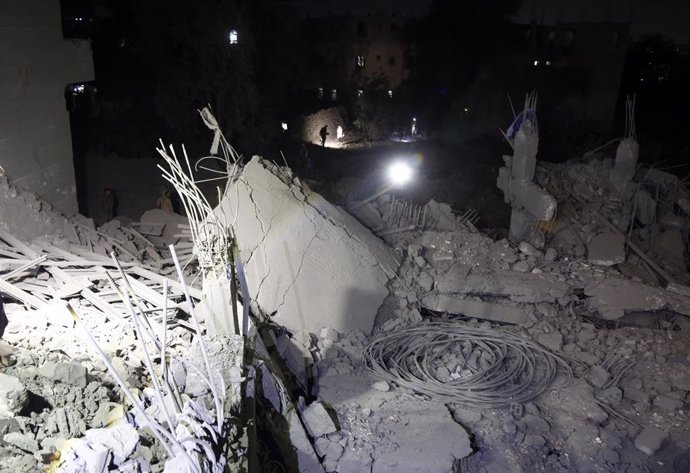 Un grupo de personas busca a supervivientes tras un bombardeo de Estados Unidos contra la capital de Yemen, Saná, en marzo de 2025 (archivo)