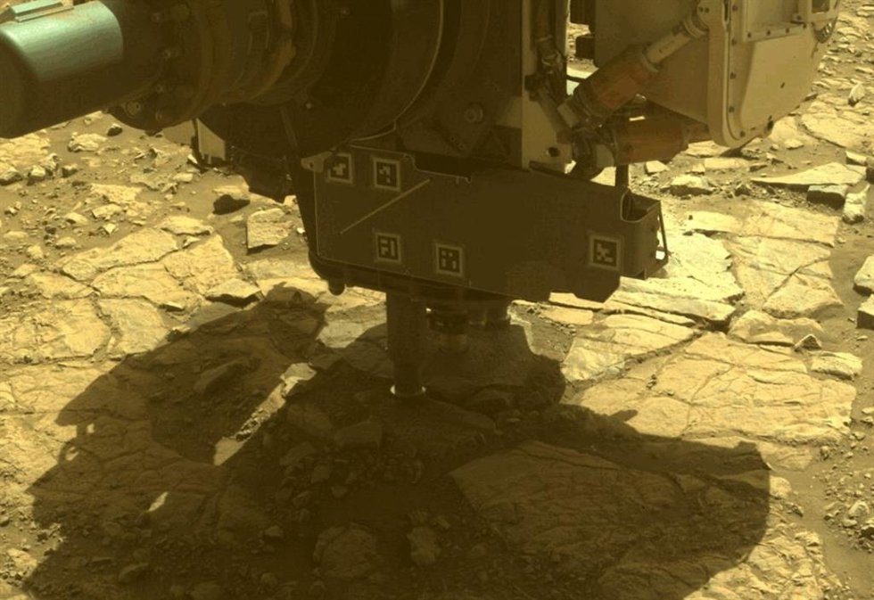 Una de las cámaras de peligro de Perseverance capturó el taladro del rover recolectando la muestra de roca Main River en Witch Hazel Hill el 10 de marzo de 2025, el 1.441 día marciano, o sol, de la misión.