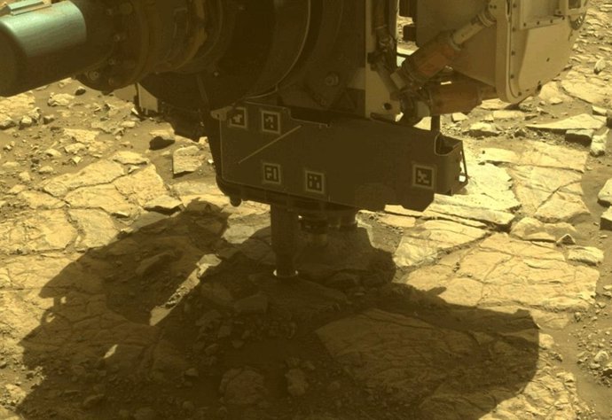 Uma das câmeras de risco do Perseverance capturou a broca do rover coletando a amostra de rocha "Main River" em "Witch Hazel Hill" em 10 de março de 2025, o 1.441º dia marciano, ou sol, da missão.