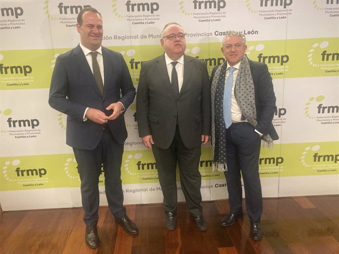 David Mingo (i), Alejandro Vázquez y Juan Bravo, momentos antes de participar en la Comsión de Trabajo.