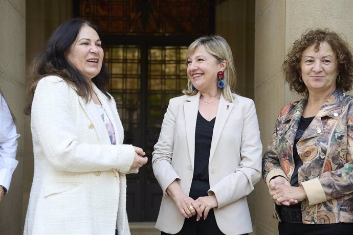 La consejera de Interior, Función Pública y Justicia del Gobierno de Navarra, Amparo López (centro); la viceconsejera de Justicia del Gobierno de Asturias, Encarnación Vicente (izda); y la directora general de Justicia de Navarra, Maite Arenaza.