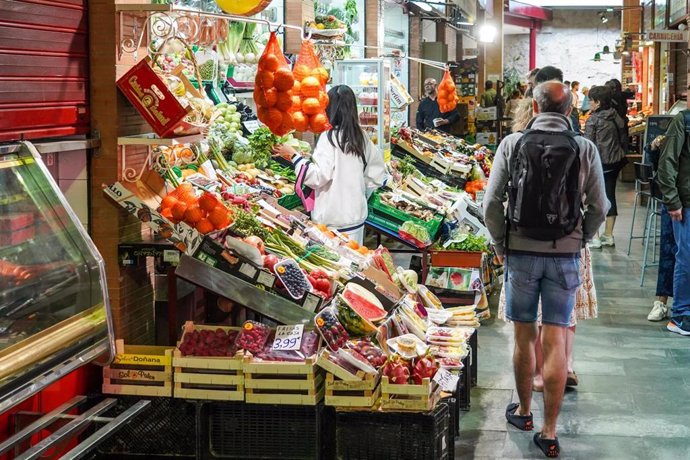 Archivo - Los precios suben un 2,4% en el mes de marzo en Aragón.