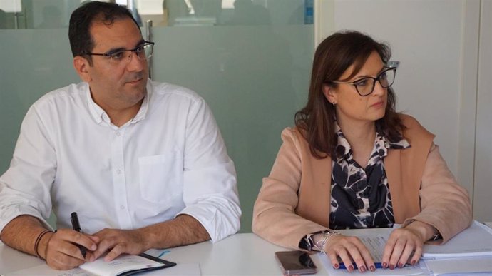 El portavoz del PP en la Diputación de Sevilla, Martín Torres, y la concejala de Mairena del Alcor, Gloria Guillén.