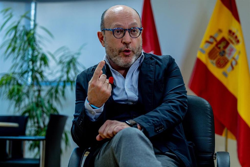 Archivo - El delegado de Políticas Sociales, Familia e Igualdad en el Ayuntamiento de Madrid, José Fernández, durante una entrevista para Europa Press, en el Área de Gobierno de Políticas Sociales, Familia e Igualdad, a 2 de diciembre de 2024, en Madri