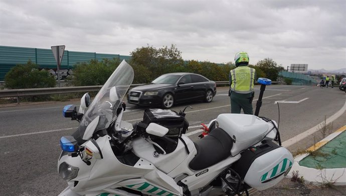 Agentes de la Guardia Civil de Tráfico durante un control en una autovía de Murcia