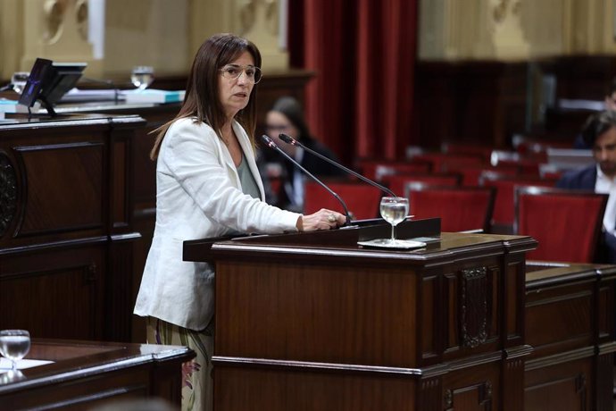 Archivo - La portavoz de Vox en el Parlament, Manuela Cañadas.